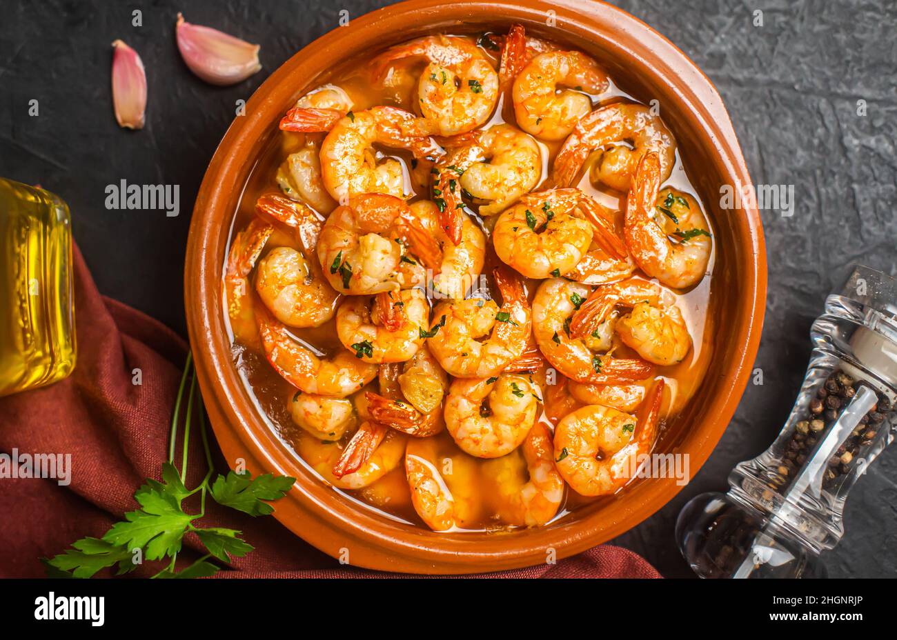 Crevettes espagnoles traditionnelles à l'ail, généralement préparées avec de l'huile d'olive, vue de dessus Banque D'Images