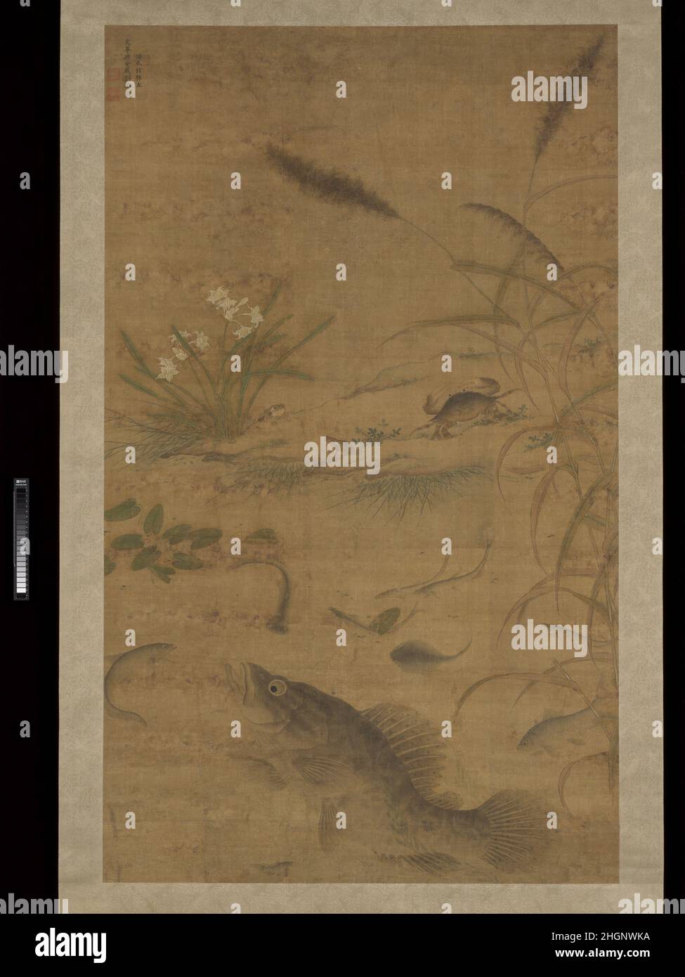 Fleurs, poissons et crabes mi-16th siècle Liu Jie Chinese cette peinture par le maître de cour Liu Jie juxtapose une grande perche avec beaucoup de petits poissons et une variété de flore et de faune, y compris des narcisses en fleur, des blocs de nénuphars, des herbes, du grain, un crabe,et des grenouilles.L'effet est un de la tranquillité civilisée dans laquelle le grand poisson, symbolisant une personne de stature évidente, se balade tranquillement le long d'une paisible rive.Tant le poisson que le grain symbolisent la richesse, et l'impact global de l'image est suggestif de l'abondance et de la récompense.Certains éléments picturales — la perche, le grain et le crabe — créent également un pun wi visuel Banque D'Images