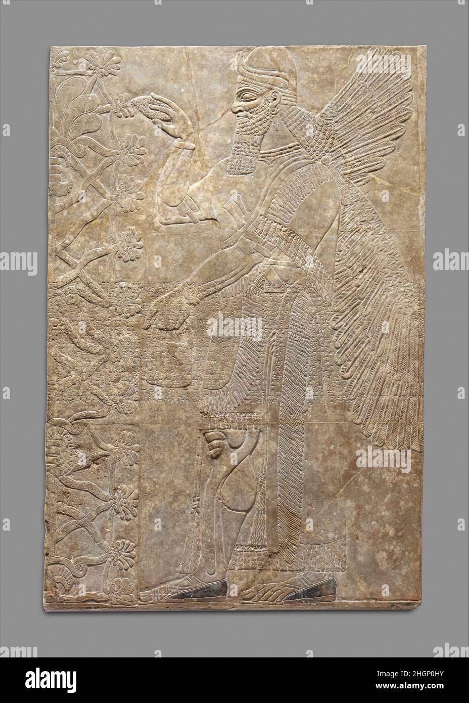 Panneau de décharge env.883–859 C.-B. Assyrien ce panneau du Palais du Nord-Ouest à Nimrud (ancien Kalhu) représente une figure surnaturelle aigée.De telles figures apparaissent dans tout le palais, parfois flanquant soit la figure du roi assyrien, soit un « arbre rouge » stylisé.Les reliefs ont été peints, mais aujourd'hui presque aucun du pigment original ne survit.Ce panneau est une exception rare, avec une certaine peinture clairement visible sur les sandales de la figure.Là où le pigment a survécu sur les reliefs, il a souvent été près des bases.L’une des explications a été qu’après la chute de l’empire assyrien Banque D'Images