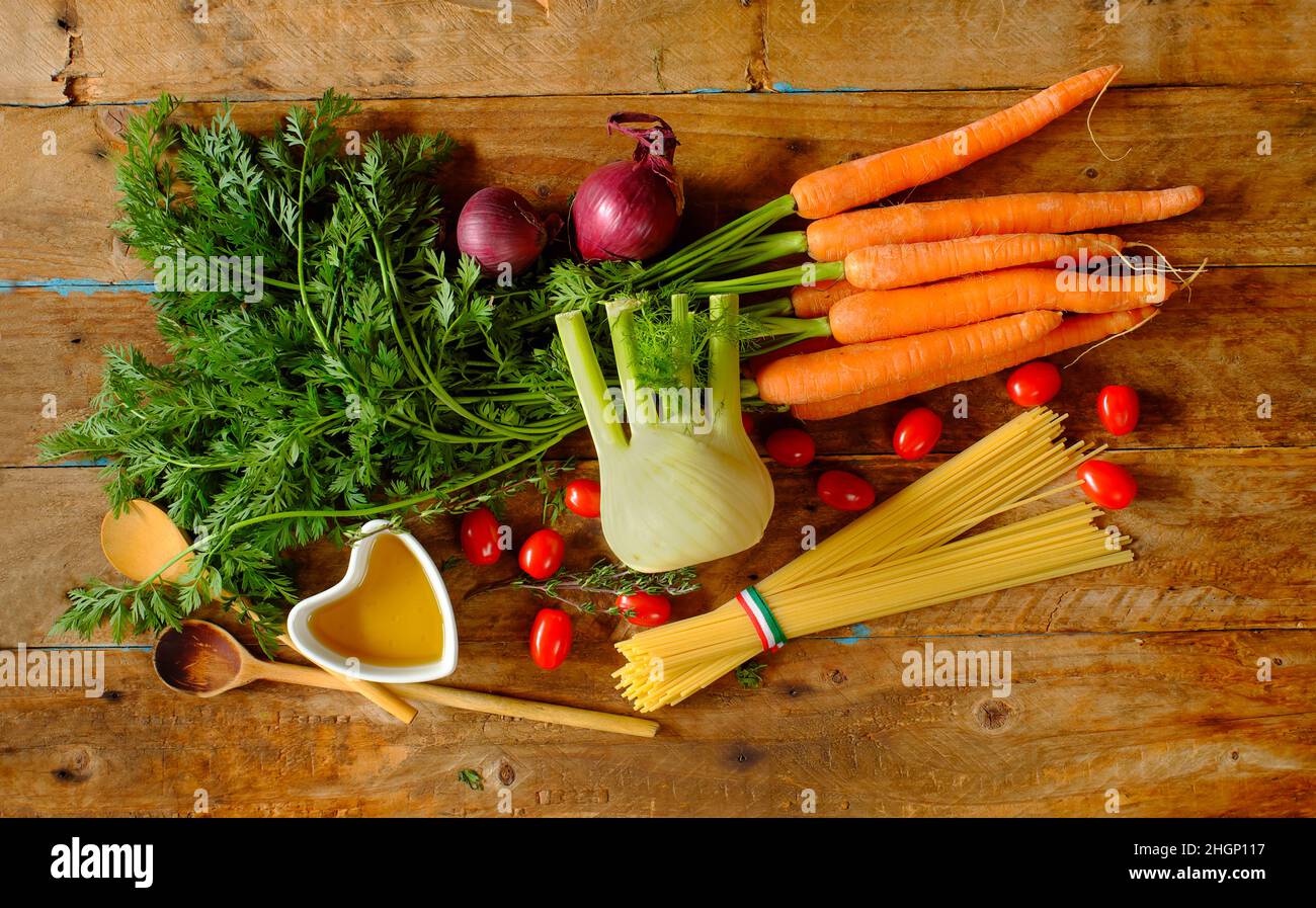 Spaghetti, fenouil, carottes, tomates, ingrédients alimentaires pour la recette italienne, restaurant italien, cuisine italienne, concept de cuisine italienne Banque D'Images