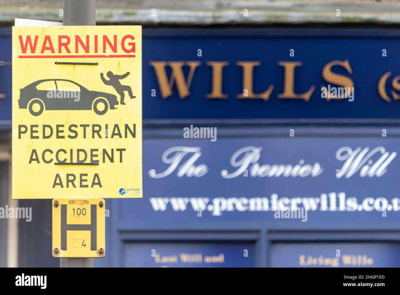 Panneau d'avertissement, zone d'accident piétonnière, près d'une entreprise d'écriture de Wills.Humour noir juxtaposition du risque de mort, et de la dernière volonté et testament ferme Banque D'Images