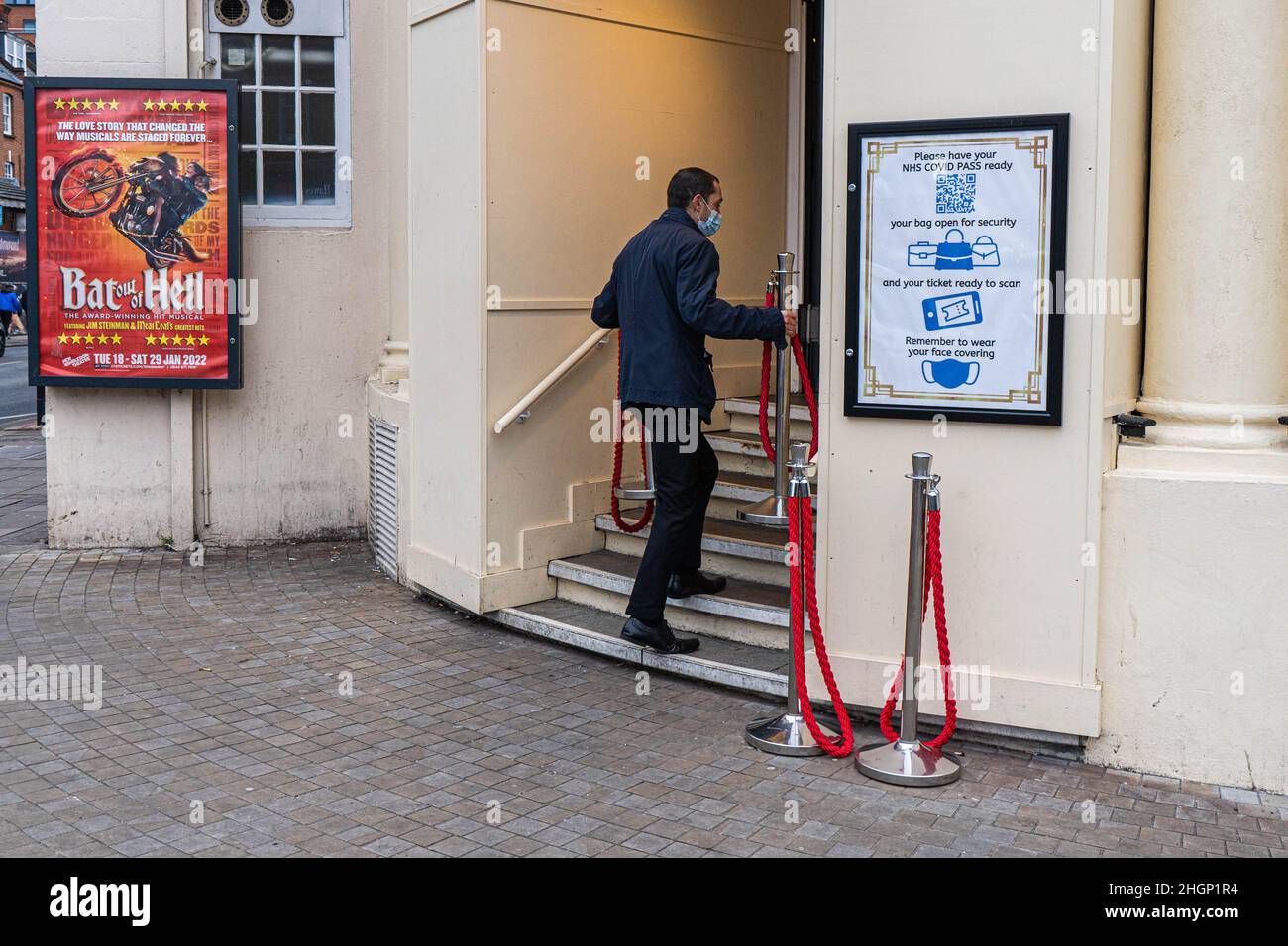 Londres, Royaume-Uni.22 janvier 2022.Le personnel ouvre les portes d'une représentation musicale Bat Out of Hell au New Wimbledon Theatre, inspiré par la chanteuse américaine Meat Loaf, décédée à l'âge de 74 ans.Credit: amer ghazzal / Alamy Live News Banque D'Images