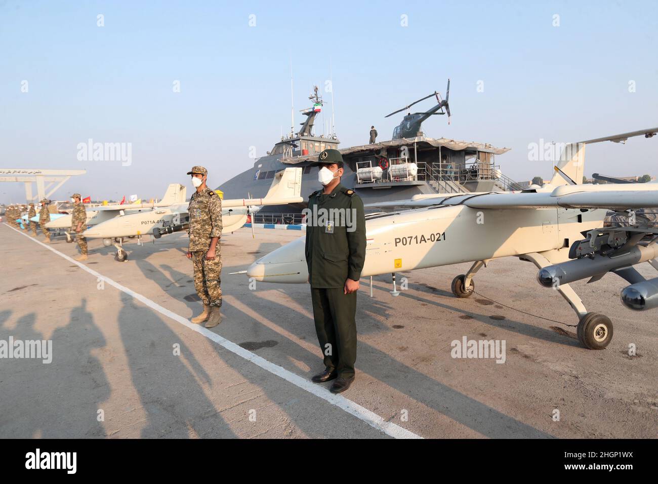 Le drone armé Qodes Mohajer-6 déploie les capacités de la marine du corps des Gardiens de la révolution islamique (IRGC) à Bandar Abbas (Iran), le 26 janvier 2022. Banque D'Images