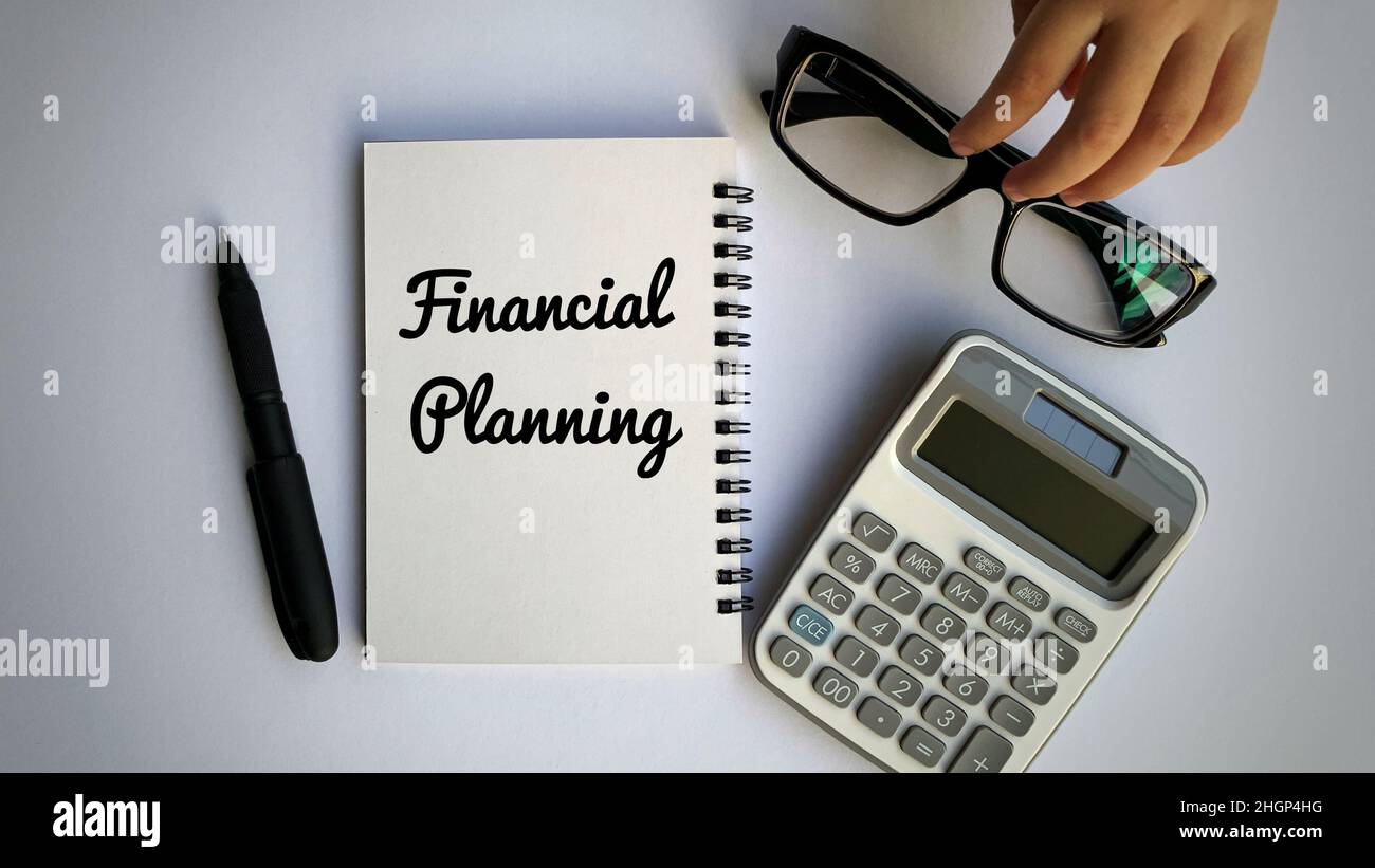 Texte de planification financière sur bloc-notes avec lunettes, calculatrice et arrière-plan de stylo.Concept d'entreprise. Banque D'Images