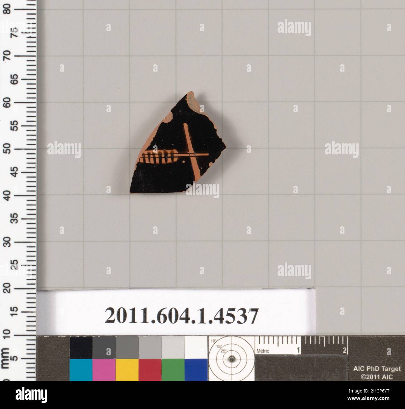 Fragment de terre cuite d'un kylix (gobelet) deuxième quart du siècle 5th C.-B. grec, Attic Exterior, bras gauche, touches de syntonisation, et barre transversale de lyre.Fragment de terre cuite d'un kylix (gobelet) 696106 Banque D'Images