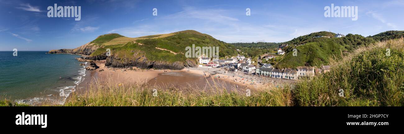 Vue panoramique sur la plage de Llangrannog à Ceredigion, sur la côte galloise Banque D'Images