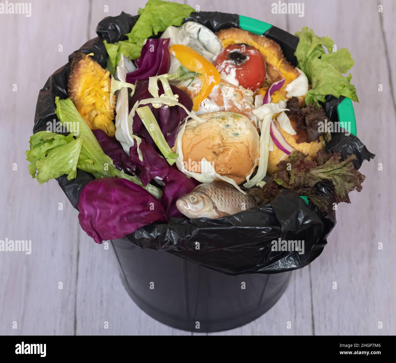 Poubelle contenant des aliments non utilisés.Les déchets alimentaires sont  un problème mondial.Gros plan.Concept de gaspillage et de mise au rebut des  aliments inutilisés.Vue de dessus Photo Stock - Alamy