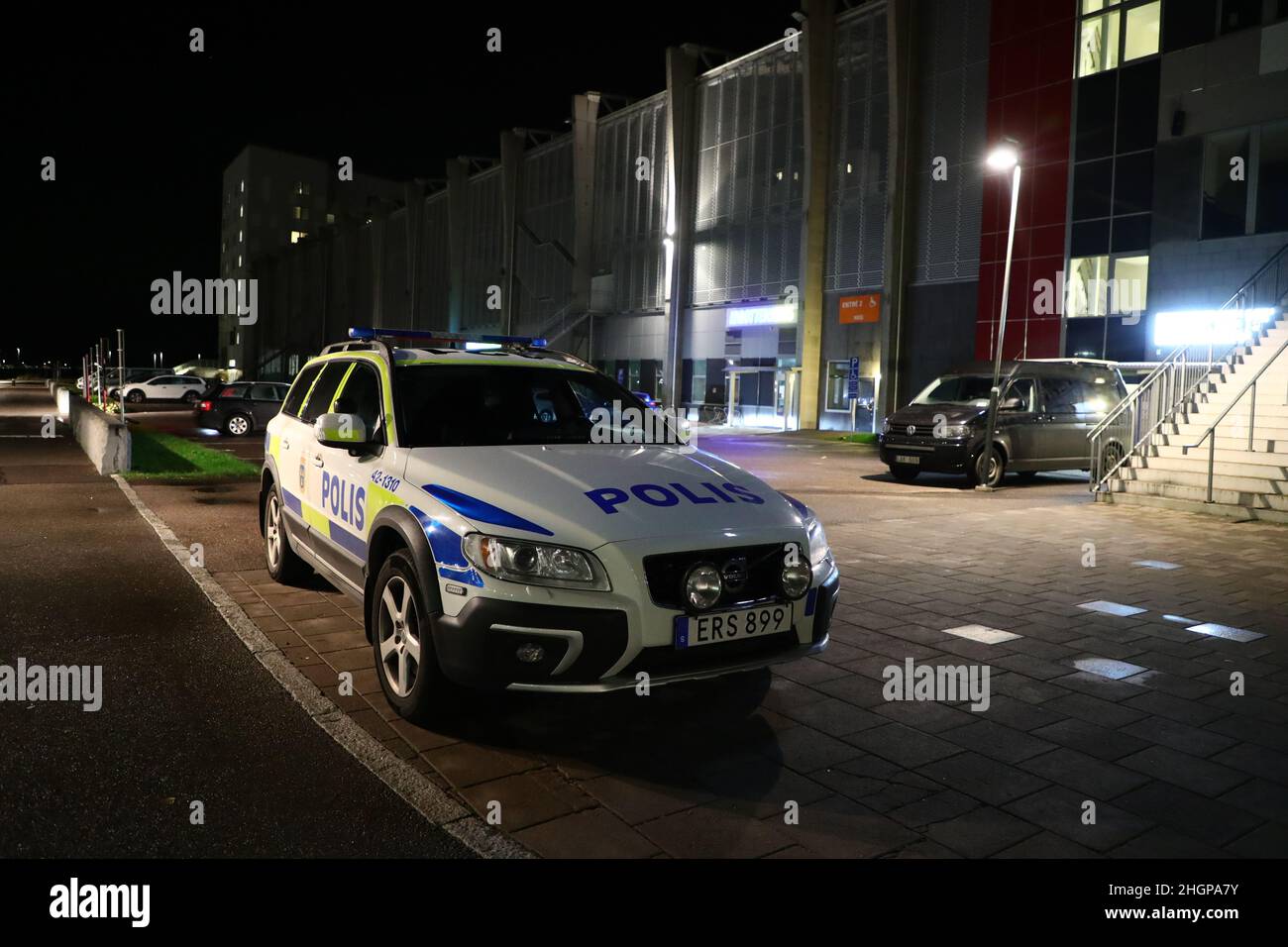 C'est à 6 heures mercredi que la police a reçu une alarme au sujet d'une fusillade dans l'arène de Linköping à Stångebro, en Suède.Un garçon de 17 ans avait été abattu dans la tête et emmené à l'hôpital universitaire pour traitement.Selon la police, la fusillade avait eu lieu à l'intérieur. Banque D'Images