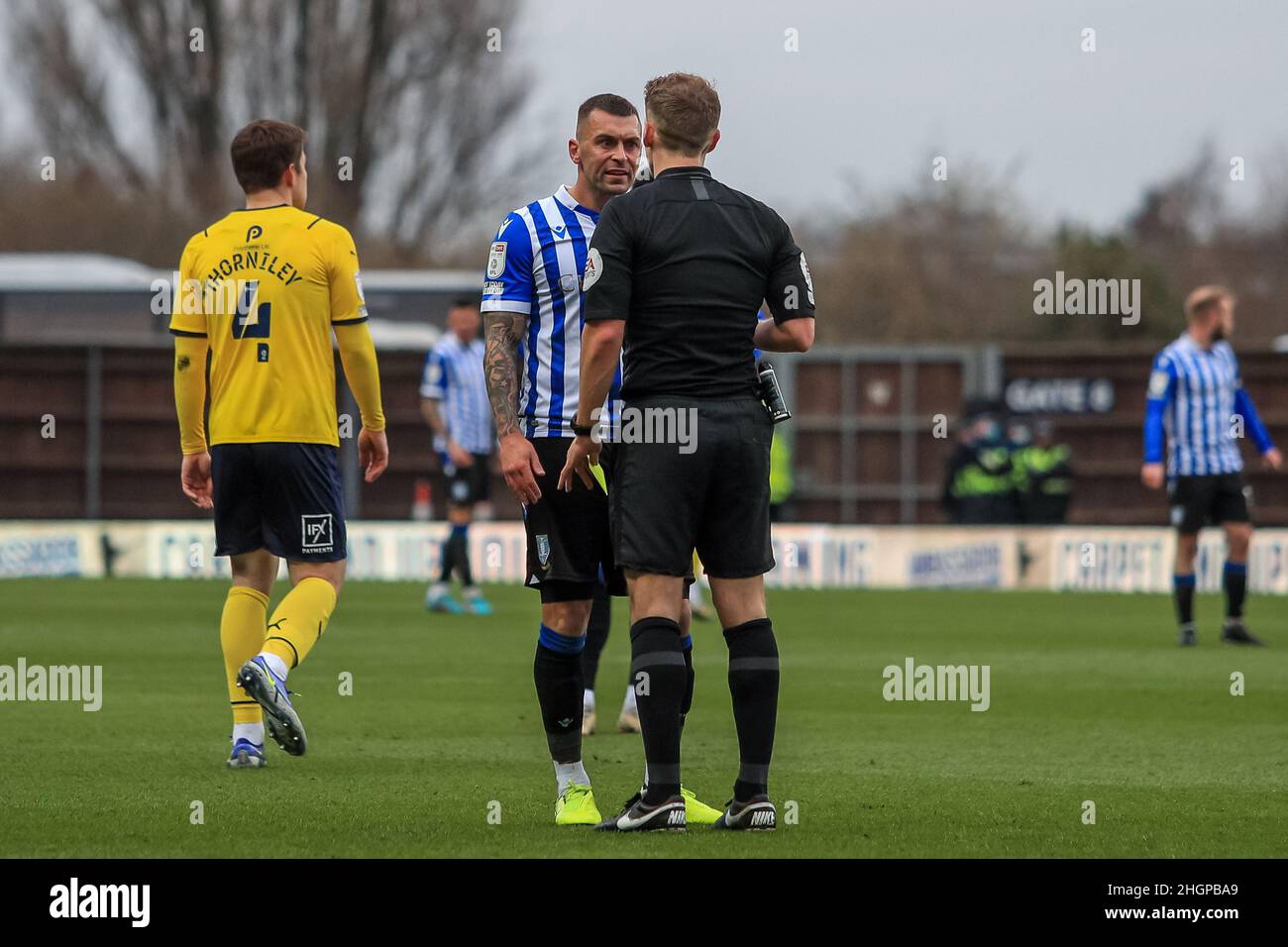 Oxford, Royaume-Uni.22nd janvier 2022.L'arbitre Alan Young remet une carte jaune à Jack Hunt #32 de Sheffield mercredi à Oxford, Royaume-Uni, le 1/22/2022.(Photo de James Heaton/News Images/Sipa USA) crédit: SIPA USA/Alay Live News Banque D'Images