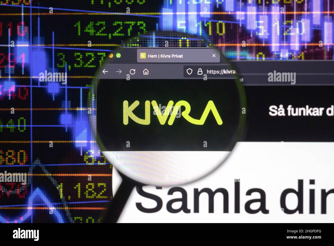Le logo de la société Kivra sur un site Web présentant des développements flous du marché boursier en arrière-plan, vu sur un écran d'ordinateur à travers une loupe. Banque D'Images