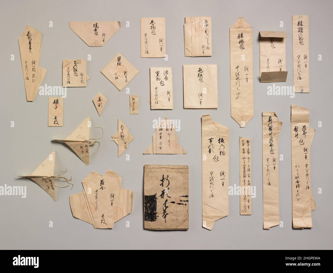 Modèles de pliage de papier (Origata tehon) 1697 Japon depuis les temps anciens au Japon, le papier d'emballage décoratif faisait partie des rituels officiels d'échange de cadeaux, et la connaissance de l'art de pliage de papier (origata) était une compétence essentielle des aristocrates et des guerriers de haut rang.Les origines de l'origata remontent à la période Heian (794–1185), où plusieurs styles d'emballage ont été développés, notamment pour la poésie, l'argent et les fans.Avec le temps, plusieurs écoles de papier d'emballage ont été formées, y compris, surtout, l'école Ogagawara.Les techniques ont été enseignées exclusivement par transmission orale.Par Banque D'Images