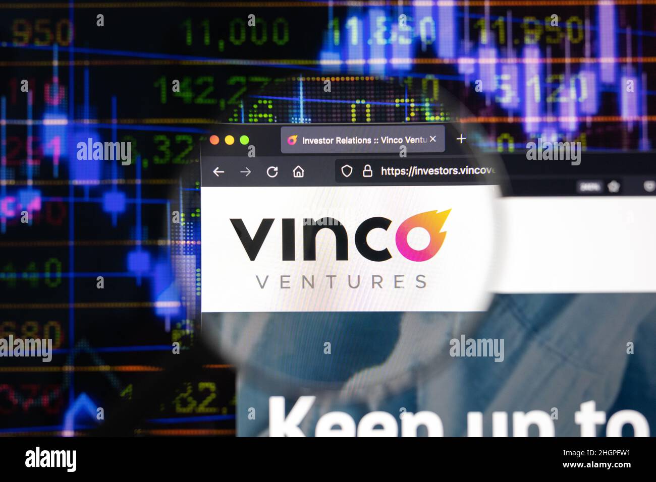 Logo de la société Vinco prothèses sur un site Web présentant des développements flous du marché boursier en arrière-plan, vu sur un écran d'ordinateur à travers une loupe Banque D'Images