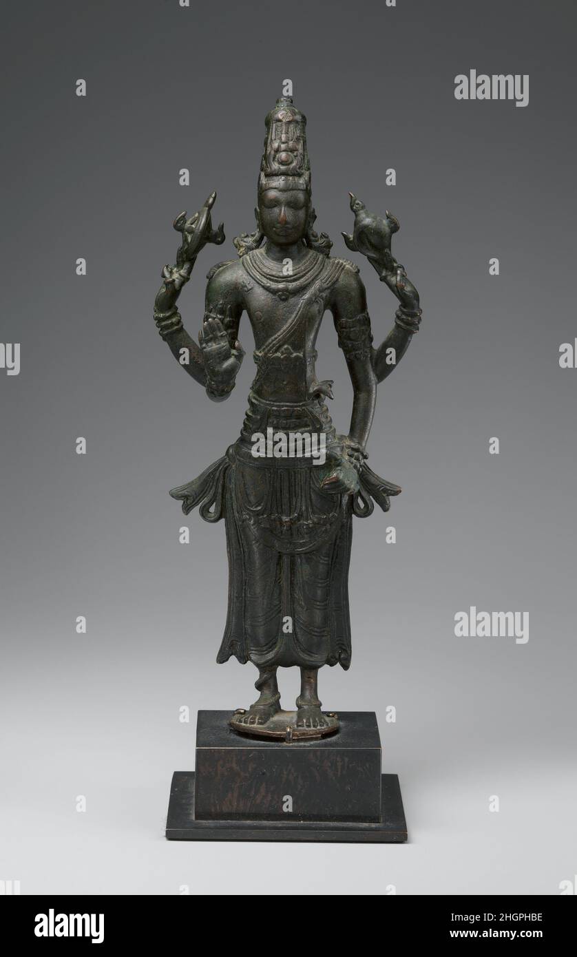 Vishnu première moitié du 9th siècle Inde du Sud (Tamil Nadu) les Pallavas, centrés sur leur capitale impériale, Kanchipuram, ont été le clan le plus puissant pour diriger l'Inde du Sud du troisième siècle jusqu'à leur défaite par les Cholas en 897.Cette image de Vishnu montrant les symboles de son autorité comme monarque divin appartient probablement à leur dernière phase de stabilité, pendant les règnes des rois Dantivarman et Nandivarman.Notamment, les icônes de cette échelle marquent les débuts de la tradition des icônes processionnelles dans le culte sud de l'Inde.Vishnu 654871 Banque D'Images