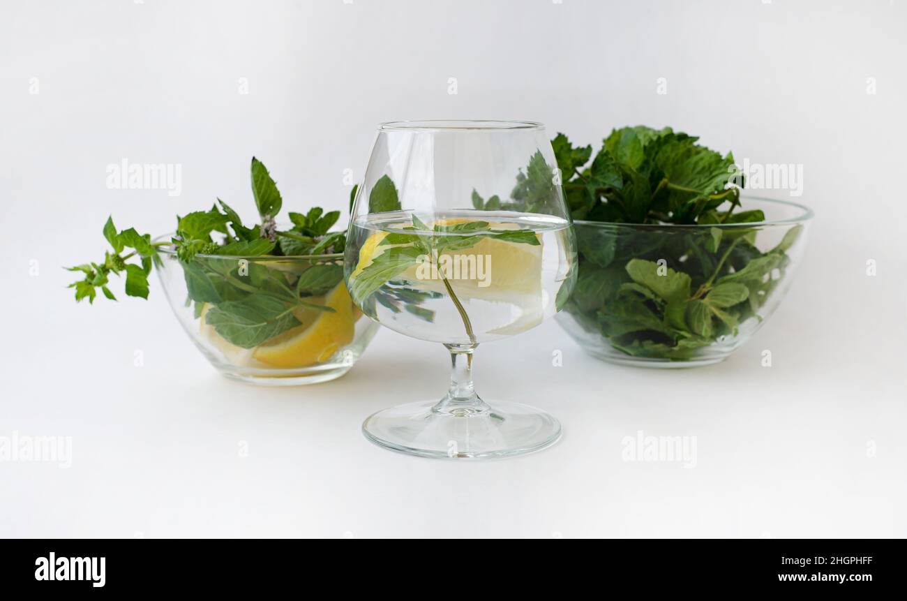 Eau de citron avec menthe et tasses avec feuilles de menthe et tranches de citron.Détox.Bien-être.Un mode de vie sain. Banque D'Images
