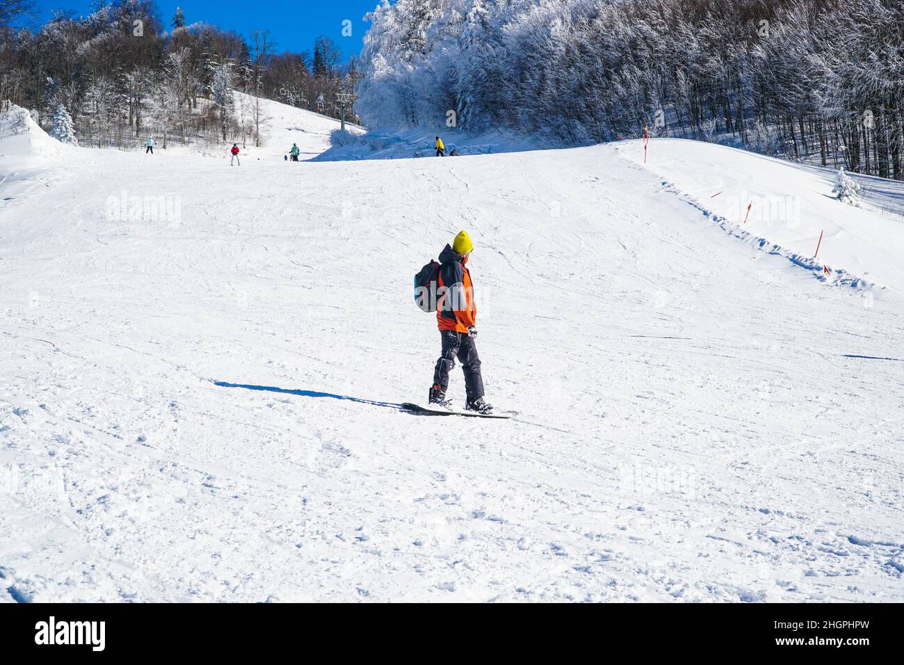 Homme dans des vêtements chauds snowboard freestyle de descente.Sports d'hiver.Sports extrêmes en hiver.Snowboardeur pour les sports extrêmes. Banque D'Images