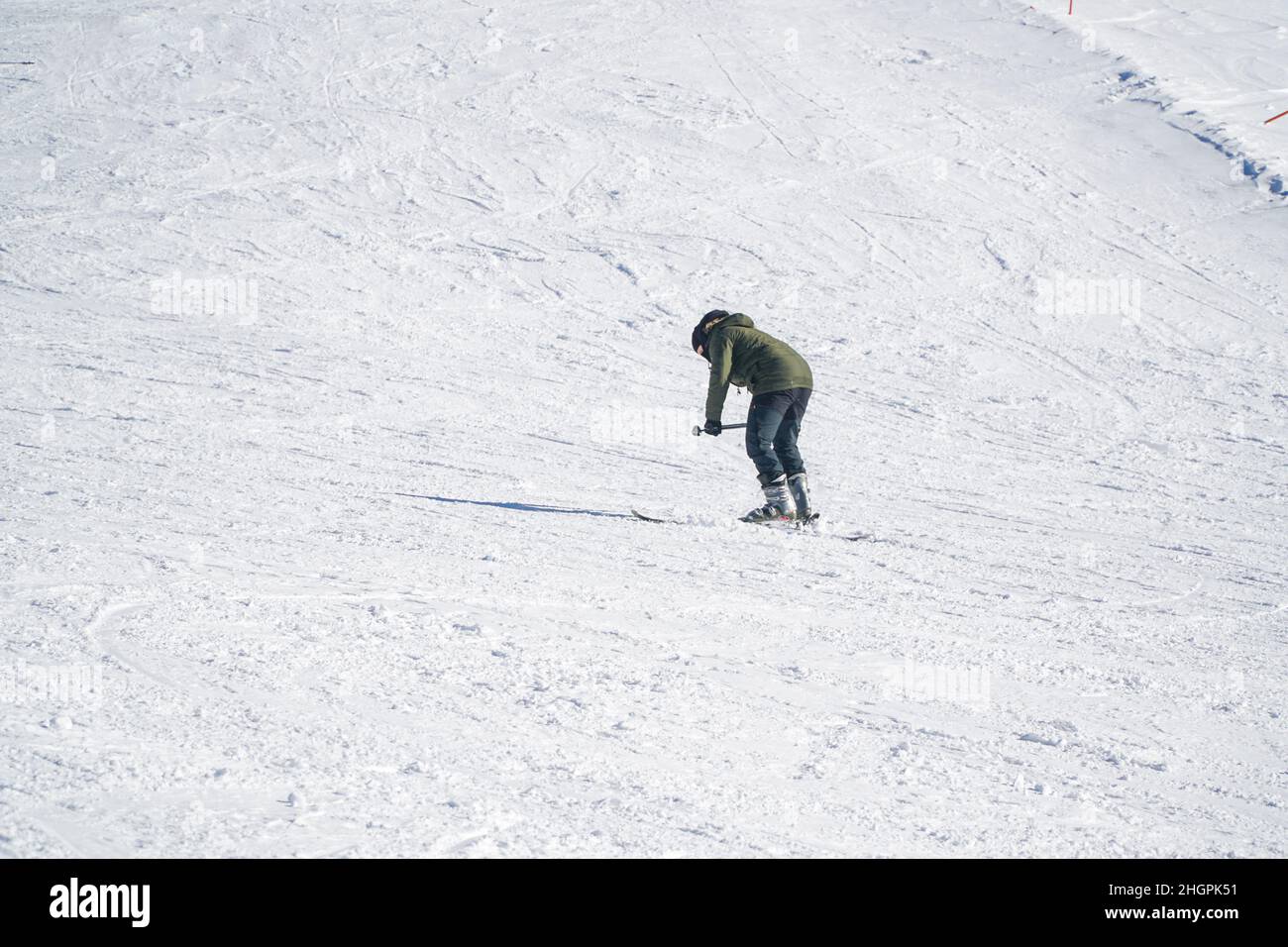 Homme dans des vêtements chauds snowboard freestyle de descente.Sports d'hiver.Sports extrêmes en hiver.Snowboardeur pour les sports extrêmes. Banque D'Images