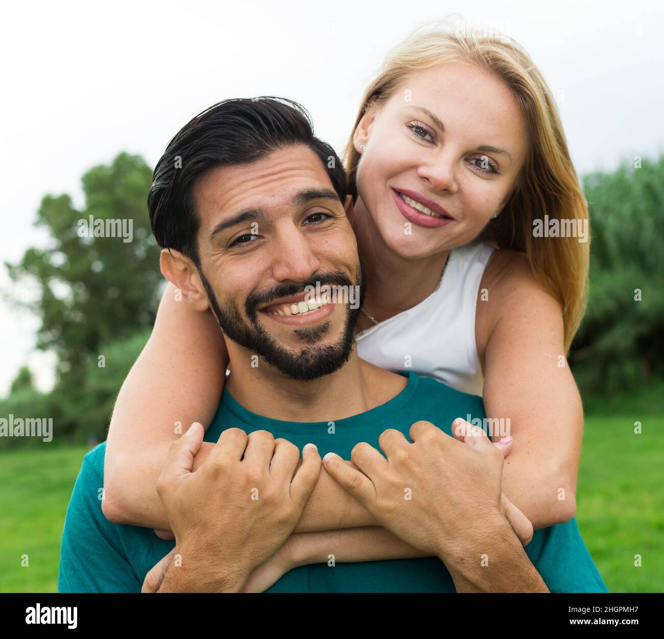 Portrait d'un couple souriant qui marche Banque D'Images