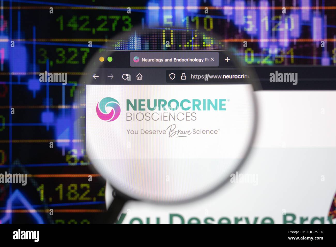 Logo de la société Neurocrine Biosciences sur un site Web présentant des développements flous du marché boursier en arrière-plan, vu sur un écran d'ordinateur Banque D'Images
