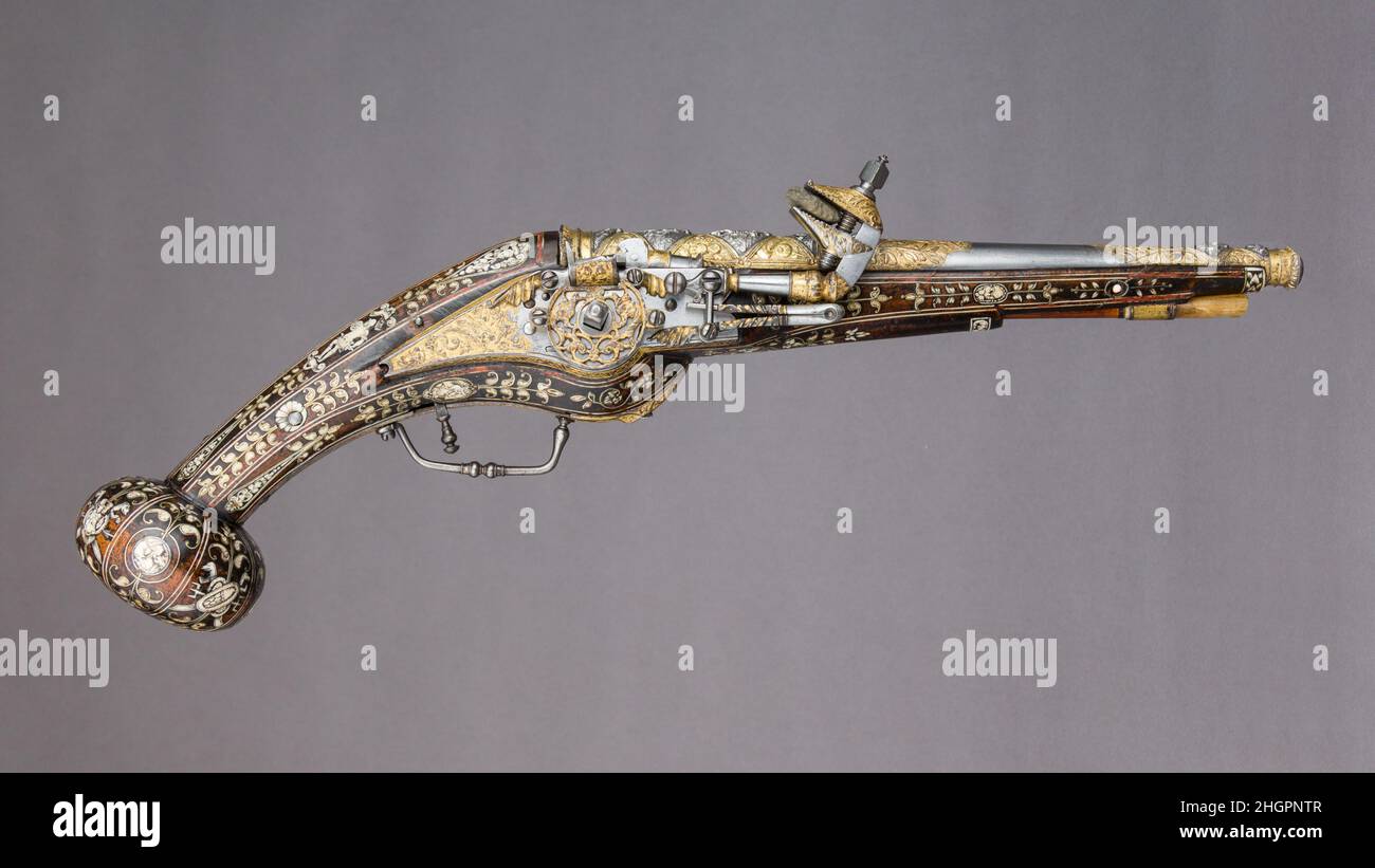 Paire de pistolets Wheellock avec flacon/clé d'amorçage assorti ca.1570–80 Décoration sur les stocks copiée en partie à partir de gravures d'Etienne Delaune Français ces pistolets sont remarquables pour la décoration ciselée et dorée des fûts et des écluses, pour l'incrustation figurale et florale distinctive sur les stocks,Qui est copié en partie à partir de gravures d'ornement d'Etienne Delaune (1518/19–1583), et pour l'utilisation de peinture rouge pour mettre en évidence la décoration de stock.La survie de la fiole d'amorçage correspondante est également exceptionnelle pour un pistolet à partir de cette date précoce.Paire de pistolets Wheellock avec Primi correspondant Banque D'Images