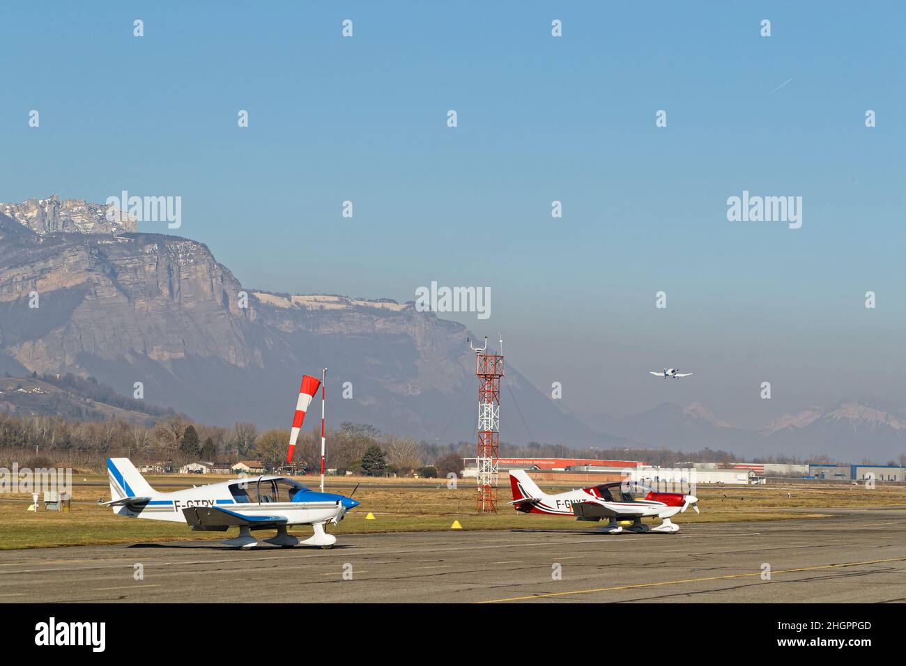 LE VERSOUD, FRANCE, le 14 janvier 2022 : décollage d'un petit avion à l'aérodrome de Grenoble-le Versoud avec la gamme Chartreuse en arrière-plan Banque D'Images