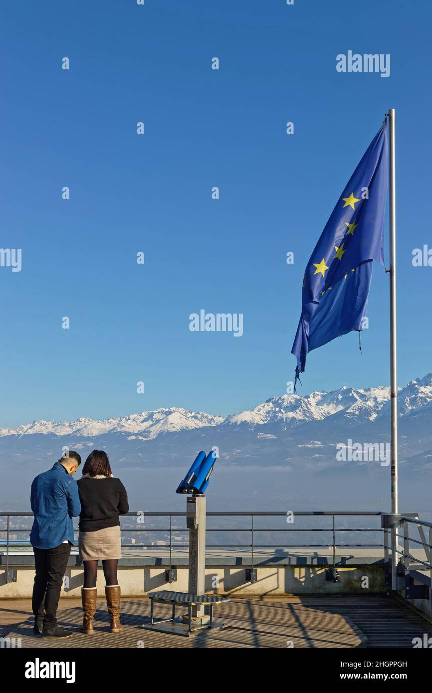 GRENOBLE, FRANCE, 17 janvier 2022 : le jeune couple admirera le paysage de montagne depuis le sommet de la forteresse Bastille à Grenoble. Banque D'Images