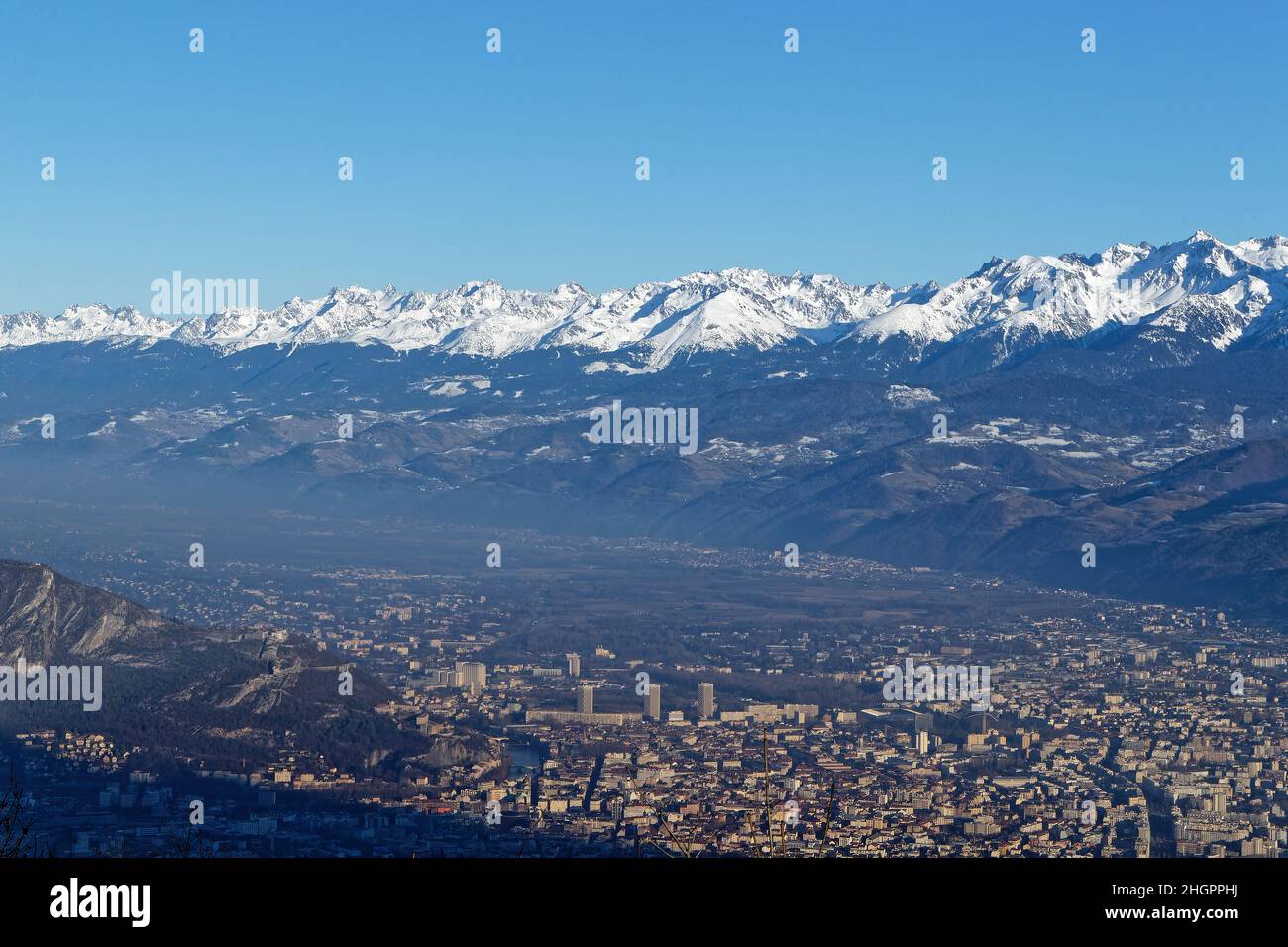 Le centre-ville de Grenoble, et la colline de la Bastille avec la montagne en arrière-plan Banque D'Images