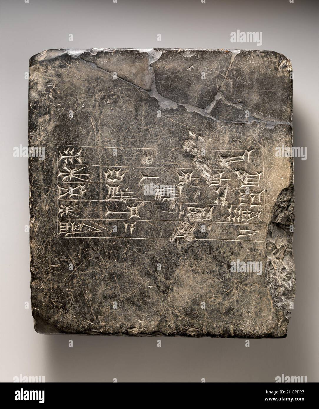 Comprimé de cuneiform: Dédicatoire sumérien(?)Inscription d'Ekur, le temple du dieu Enlil ca.16th–15th siècle av. J.-C. Kassite la ville de Nippur, qui abrite le Dieu en chef Enlil, était un important centre religieux en Mésopotamie.Les dirigeants à la recherche de la faveur d'Enlil ont visité la ville pour faire des offrandes au dieu, et ont contribué à la rénovation de son temple et ziggurat, connu sous le nom d'Ekur (qui signifie « temple de montagne »).Les briques estampillées des inscriptions de différents rois, enterrées pendant les projets de construction, donnent des dates aux réédifices archéologiquement observables du temple depuis le Banque D'Images
