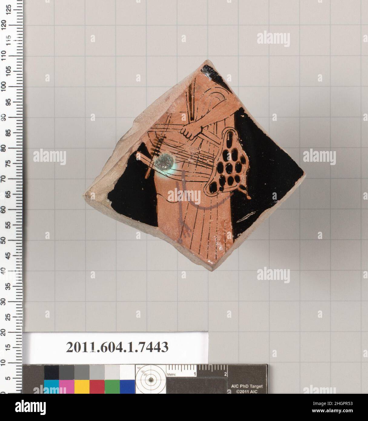 Fragment de terre cuite d'un kylix (gobelet) 490–470 C.-B. grec, Attic Interior, drapé jeune tenant une lyre dans sa main gauche; ancienne réparation visible.Fragment de terre cuite d'un kylix (gobelet).Grec, Attique.490–470 C.-B.Terre cuite, figure rouge.Archaïque tardive/classique précoce.Vases Banque D'Images