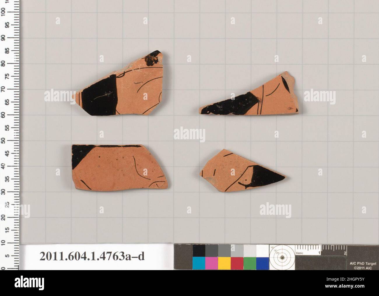 Fragments de terre cuite de kylikes (tasses à boire) deuxième quart du siècle 5th C.-B. grec, Attique quatre fragments divers de DVB 11,8.Fragments de kylikes en terre cuite (tasses à boire).Grec, Attique. Deuxième quart du siècle 5th avant J.-C..Terre cuite, figure rouge.Classique.Vases Banque D'Images