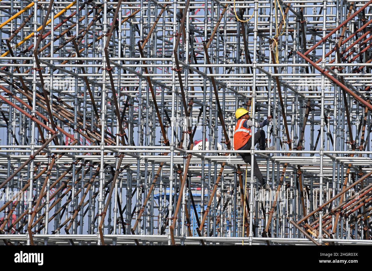 Mumbai, Inde.19th janvier 2022.Un ouvrier monte sur un échafaudage au chantier de construction de routes côtières à Mumbai.Le projet de route côtière est une autoroute à huit voies qui reliera la partie sud de la ville à l'extrémité nord. (Photo par Ashish Vaishnav/SOPA Images/Sipa USA) Credit: SIPA USA/Alay Live News Banque D'Images