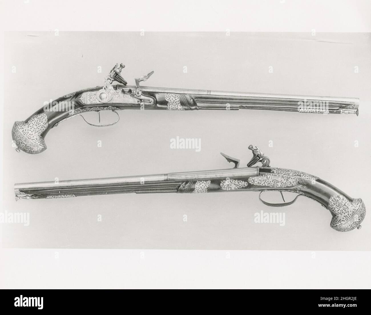 Paire de pistolets Flintlock CA.1650–60 Girolamo Francino Italien les gunsmitths de Brescia et Gardone de Francino ont été célébrés.La supériorité des barils de Brescian a été reconnue depuis longtemps.Outre l'embellissement, ils ont été recherchés pour la qualité de leur métal, qui était léger mais fort.L'ornement en acier délicatement percé incrusté pour affleurer la surface du stock est une caractéristique de design des armes à feu de Brescian de cette période.Paire de pistolets Flintlock.Italien, Brescia. CA.1650–60.Acier, bois (noyer).Brescia.Armes à feu-pistolets-Flintlock Banque D'Images