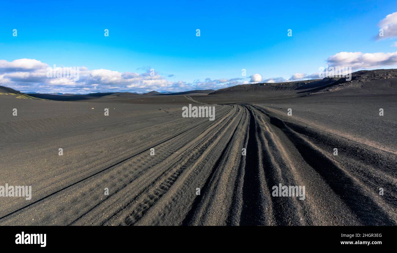 Piste reculée des hautes terres à travers les dunes de sable noir près de Landmannalaugar, Islande Banque D'Images