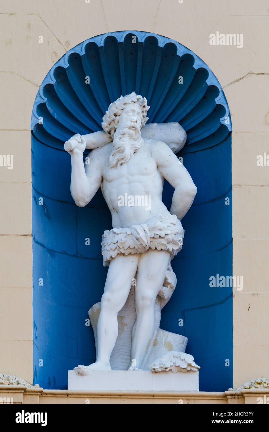 Statue blanche de Dieu grec avec chauve-souris dans l'alcôve bleue du bâtiment Banque D'Images