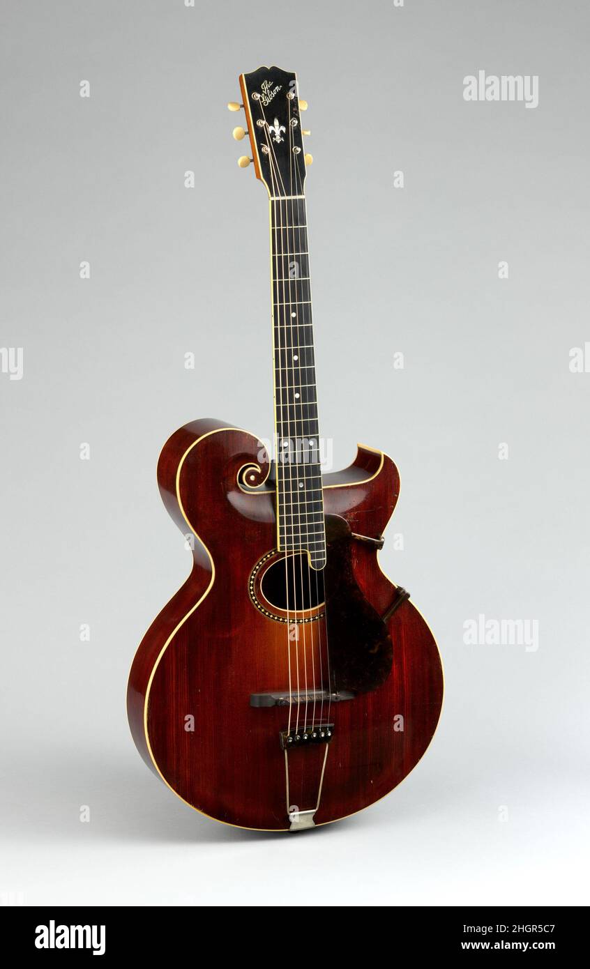 Archtop Guitar 1919 Gibson Mandolin-Guitar Manufacturing Co., Ltd. Gibson O  modèle guitare avec une lumière à rouge foncé Sunburst finition, numéro de  série 51670.La guitare modèle O a une forme inhabituelle, mais