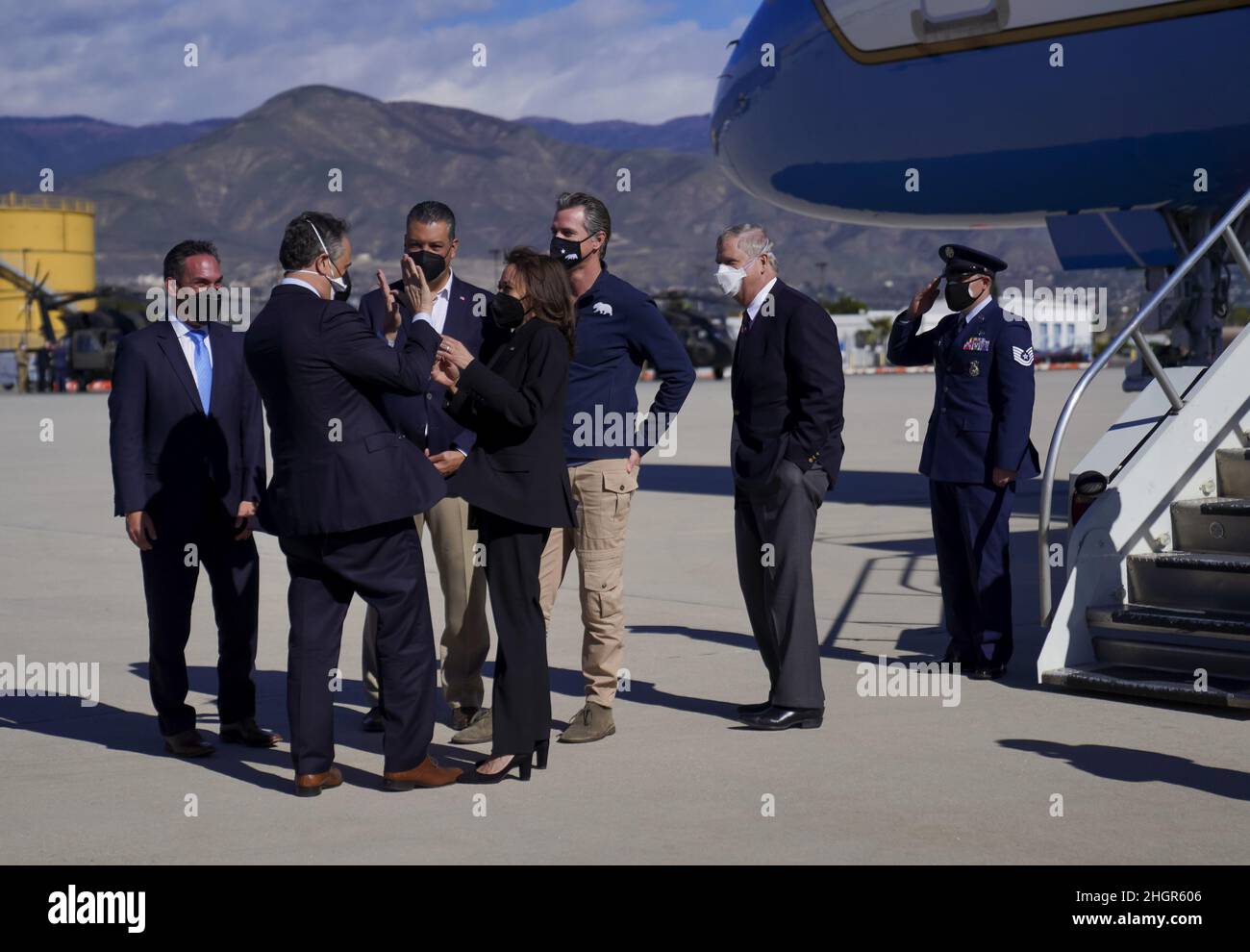 Le vice-président américain Kamala Harris et le deuxième monsieur Doug Emhoff interagissent à côté du secrétaire Tom Vilsack, du gouverneur Gavin Newsom, du sénateur Alex Padilla et du congressiste Pete Aguilar à l'arrivée à l'aéroport international de San Bernardino à San Bernardino, en Californie, le vendredi 21 janvier 2022.Le Service américain des forêts a déclaré cette semaine qu'il ciblera des millions d'acres de prairies et de forêts pour les brûlures et l'éclaircie prescrits afin de lutter contre l'escalade des risques d'incendie de forêt aux États-Unis.Photo par Eric Thayer/UPI Banque D'Images