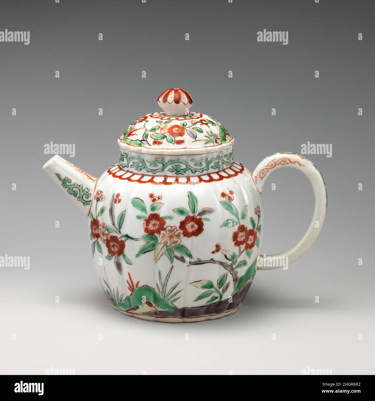 Théière avec couvercle 18th Century Japanese,Pour le marché européen le don de la collection Hans Syz en 1995 a doté le Musée de près de trois cents exemples de céramiques européennes et asiatiques méticuleusement acquis par le collectionneur suisse Dr. Syz (1894-1991) pour tracer la migration des modèles et des modèles d'est en Ouest.Documentant un processus continu d'influence et d'adaptation, ces pièces fournissent un examen discriminant des nuances du changement stylistique résultant de trois siècles de commerce.Écoutez des experts illuminer l'histoire de cette œuvre Écoutez ou faites une pause #407.Théières prises en charge b Banque D'Images