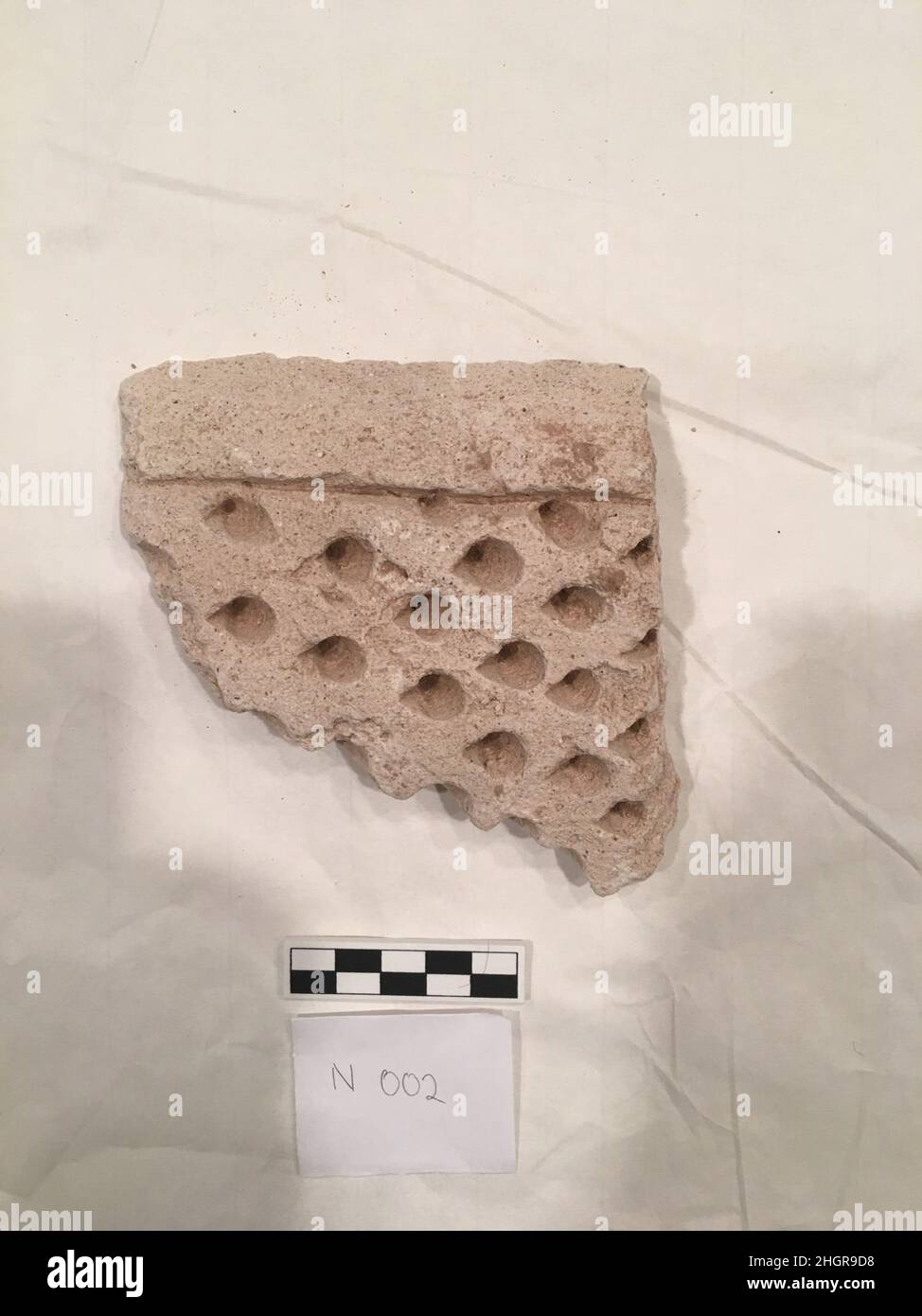 Fragment de stuc probablement 8th–12th siècle.Fragment de stuc. Probablement 8th–12th siècle.Stuc; pigment sculpté, sporadique.Excavé en Iran, Nishapur.Stuc Banque D'Images