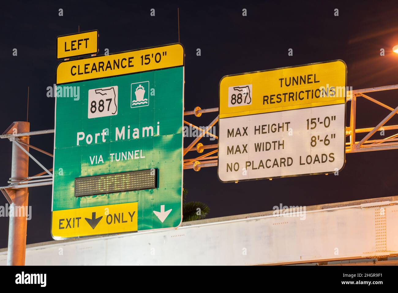 Panneau de l'autoroute du centre-ville à Port Miami via MacArthur Causeway Banque D'Images