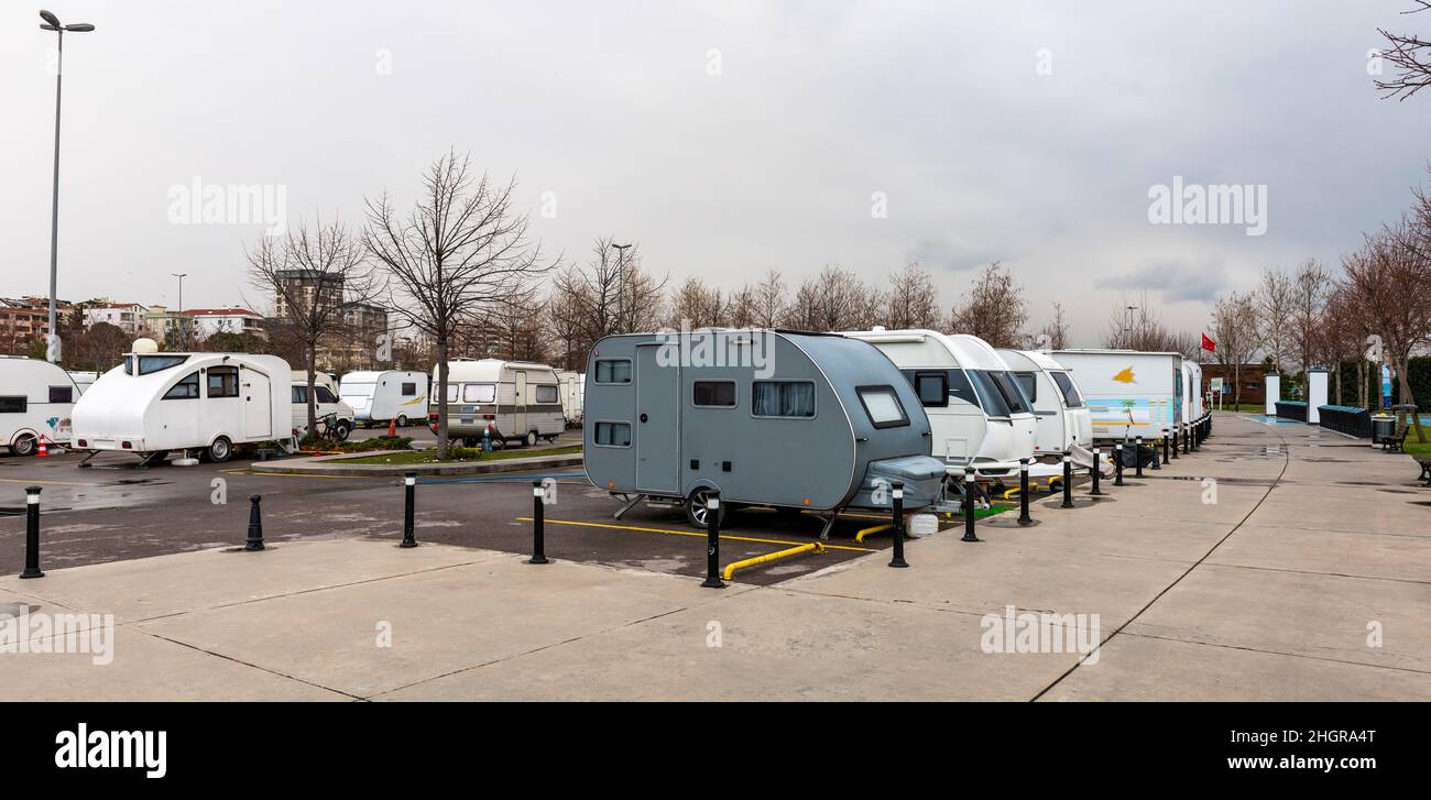 Les camping-cars sont garés au camping-car.Parking caravane.Aire de  stationnement pour caravanes Photo Stock - Alamy