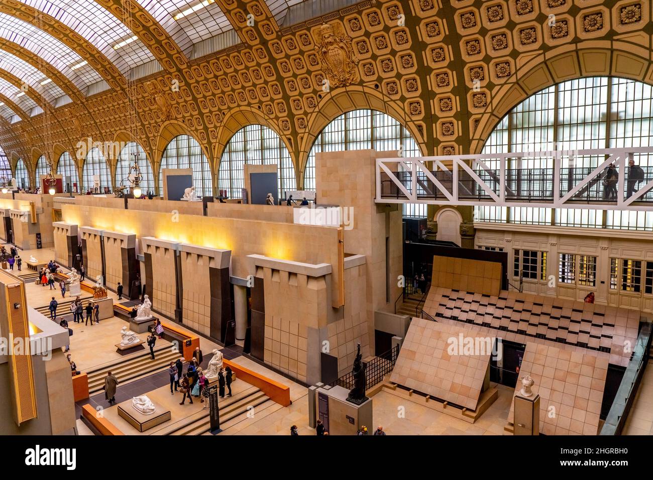 Paris, France - 13.11.2021 : intérieur du Musée d'Orsay à Paris, hall principal avec visiteurs.Photo de haute qualité Banque D'Images