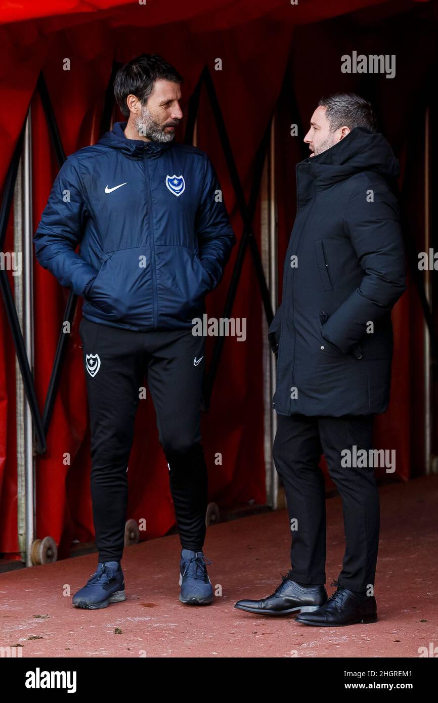 Sunderland, Royaume-Uni.22nd janvier 2022.Danny Cowley, directeur de Portsmouth, et Lee Johnson, directeur de Sunderland, avant le match de la Sky Bet League One entre Sunderland et Portsmouth au stade de Light le 22nd 2022 janvier à Sunderland, en Angleterre.(Photo de Daniel Chesterton/phcimages.com) Credit: PHC Images/Alamy Live News Banque D'Images