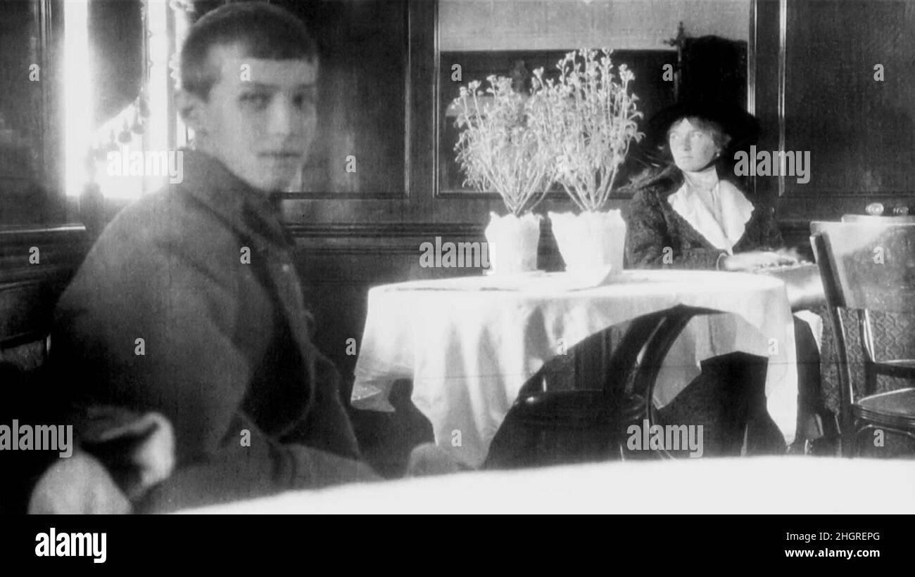 Alexei Romanov et la Grande duchesse Olga Romanov en mai 1918 à bord du Rus, le navire qui les a fermiés à leur mort à Yekaterinbourg.C'est la dernière photo connue d'Olga et Alexei. Banque D'Images