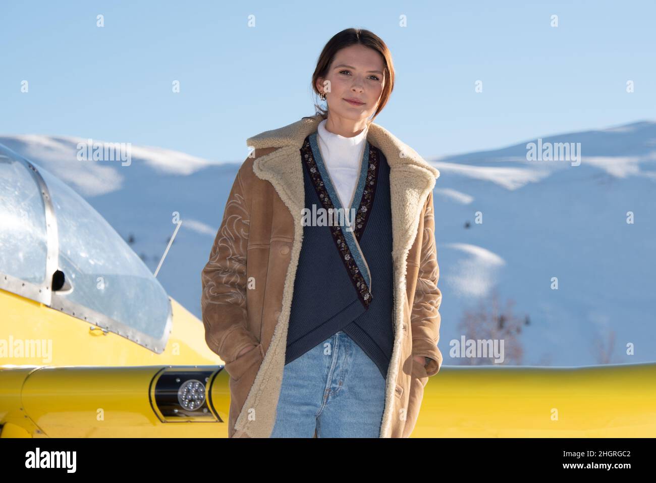 Josephine Japy va faire un tour dans un petit avion à l'altiport lors du Festival du film comique 25th à l'Alpe d'Huez, France, le 22 janvier 2022.Photo de Mireille Ampilhac/ABACAPRESS.COM Banque D'Images