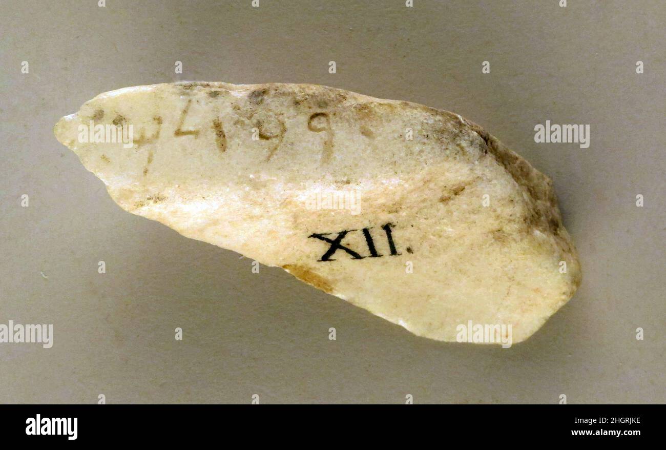 Fragment de bol en marbre avec inscription phénicienne ca.389 C.-B. Cypriote.Fragment de bol en marbre avec inscription phénicienne.Chypriote. Ca.389 C.-B.Marbre, blanc.Classique.Inscriptions Cesnola Banque D'Images