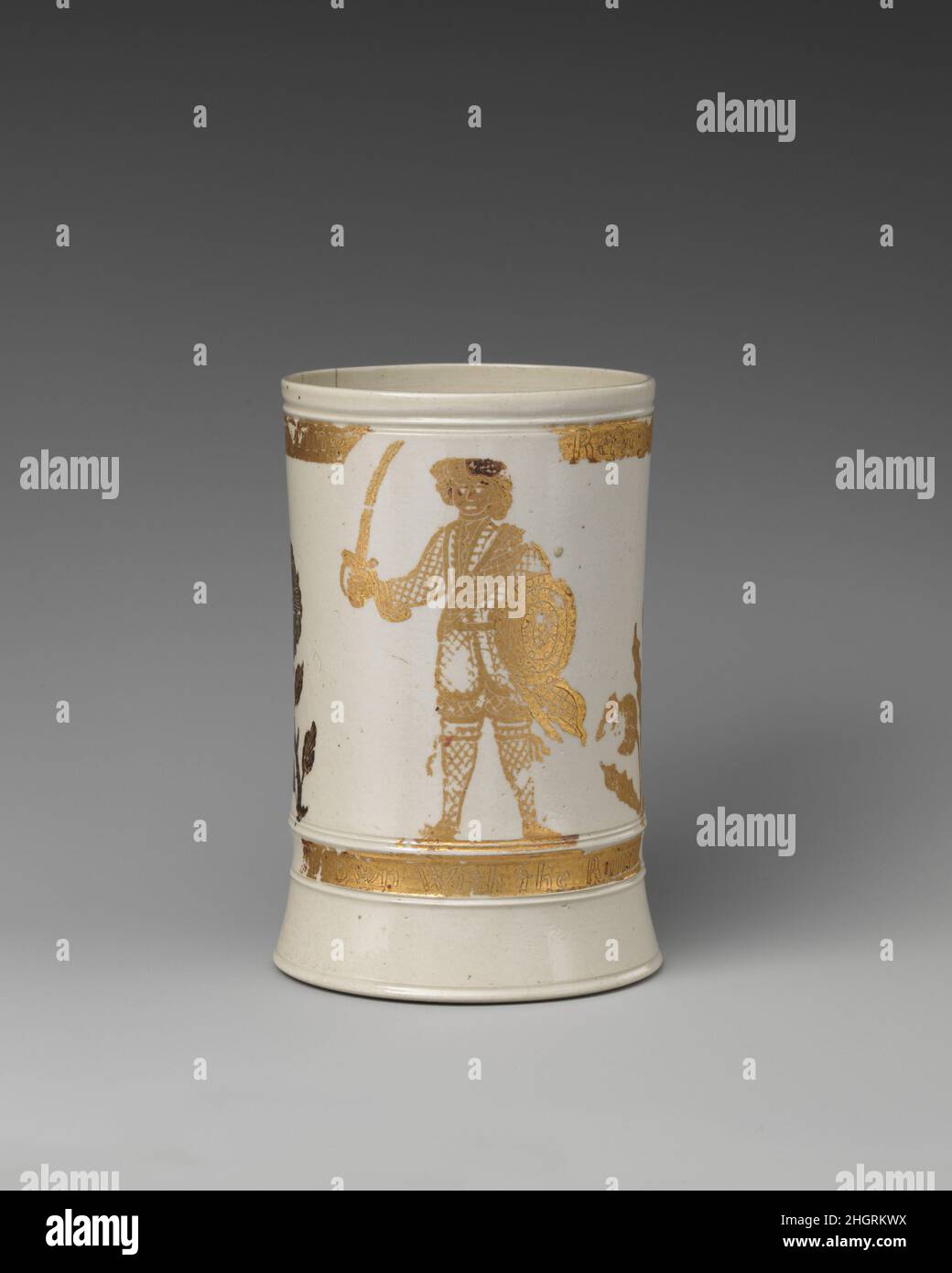 Tasse Jacobite avec Prince Charles Edward Stuart (1720–1788) env.1745 British, Staffordshire.Tasse Jacobite avec Prince Charles Edward Stuart (1720–1788).Britannique, Staffordshire. CA.1745. Grès vernissé au sel, doré.Céramique-Poterie Banque D'Images