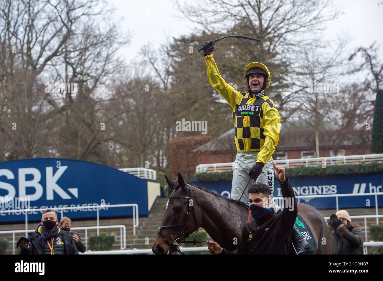 Ascot, Berkshire, Royaume-Uni.22nd janvier 2022.Le cheval Shishkin monté par Jockey Nico de Boinville se dirige sur la piste avant de gagner le SBK Clarence House Steeple Chase (classe 1) (classe 1) (course GBB).Propriétaire Mme J Donnelly.Entraîneur Nicky Henderson, Lambourn.Sélectionneur CJ & E B Bennett.Sponsor Unibet.Crédit : Maureen McLean/Alay Live News Banque D'Images