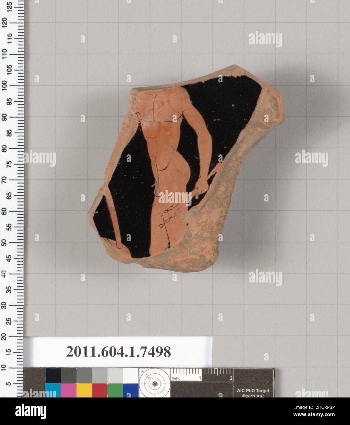 Fragment de terre cuite d'un kylix (gobelet) 460–450 C.-B. grec, Attic Interior, jeune à gauche, tenant des flûtes dans sa main gauche et une lyre dans sa droite.Fragment de terre cuite d'un kylix (gobelet).Grec, Attique.460–450 C.-B.Terre cuite, figure rouge.Classique.Vases Banque D'Images