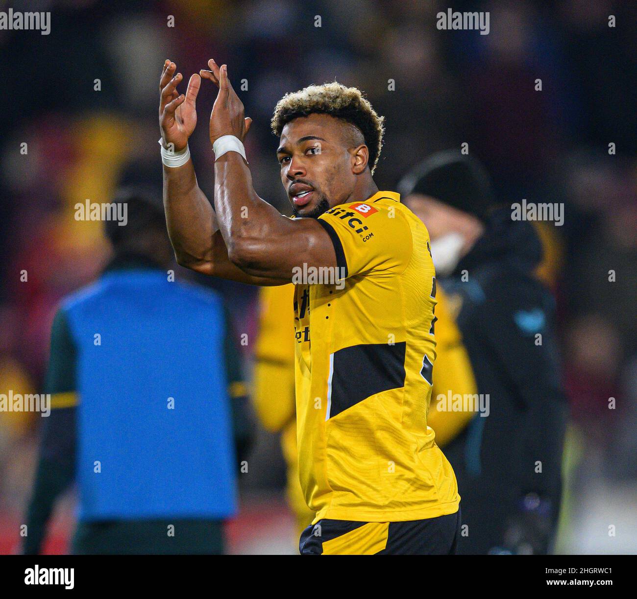 22 janvier - Brentford v Wolverhampton Wanderers - Premier League - Brentford Community Stadium Adama Traore salue les fans de Wolves après le match de la Premier League au Brentford Community Stadium, Londres.Crédit photo : © Mark pain / Alamy Live News Banque D'Images