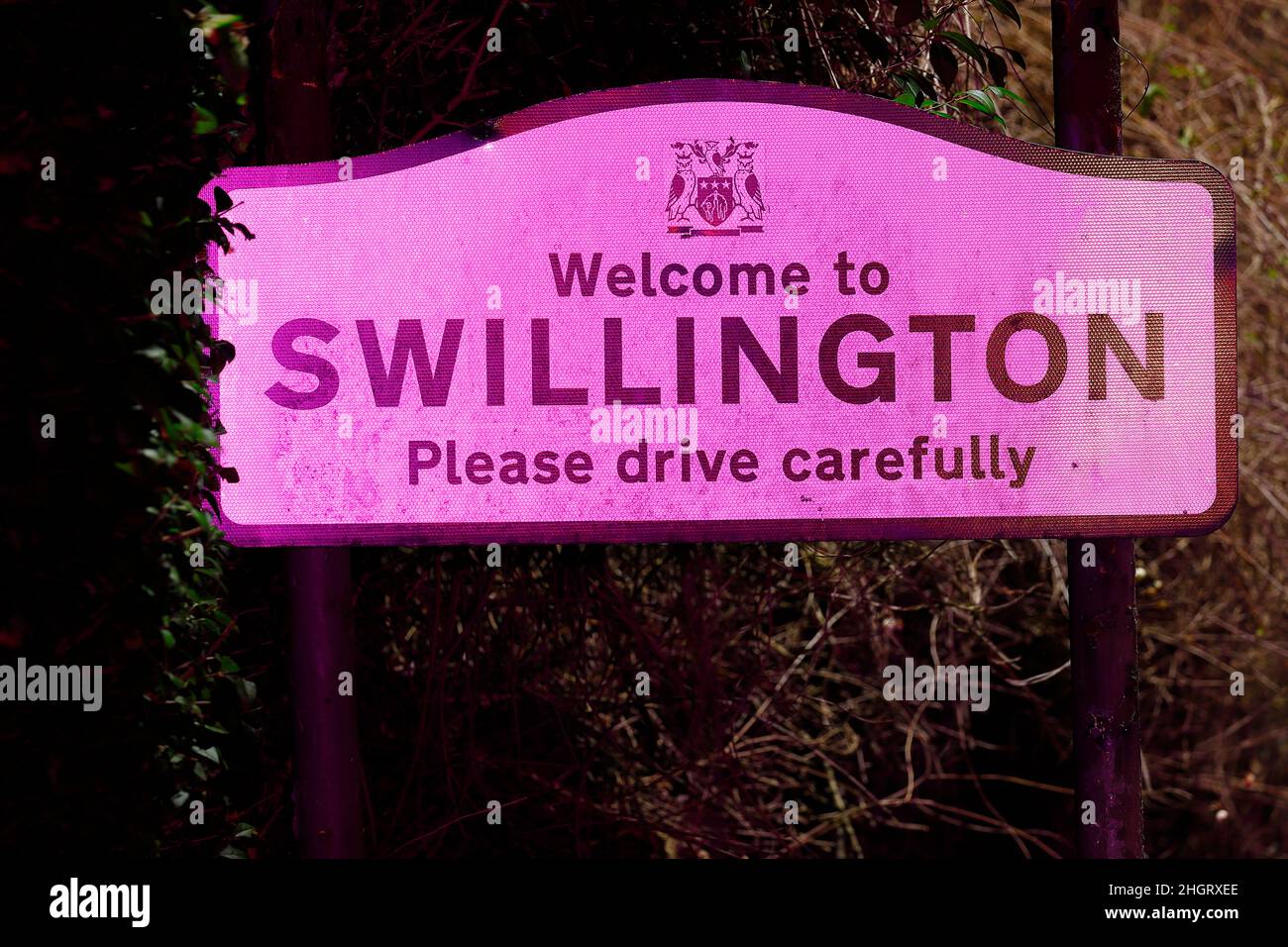 Un panneau dans le village de Swillington accueillant les conducteurs prudents est éclairé par des balises de police après un accident de voiture sur Aberford Road. Banque D'Images