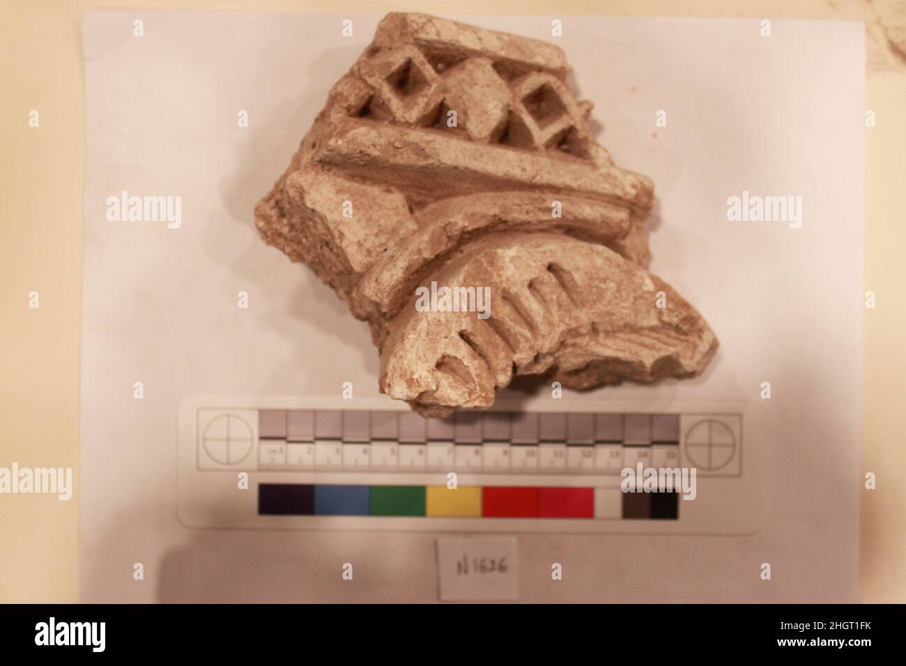 Fragment de stuc probablement 8th–12th siècle.Fragment de stuc 741455 Banque D'Images